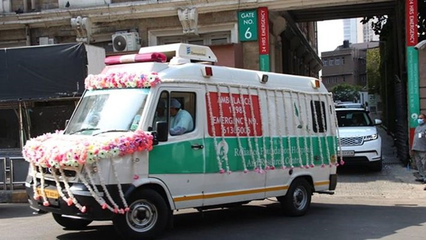 अंतिम संस्कार के मौके पर श्मशान घाट पर परिवार के और करीबी ही मौजूद रहे।