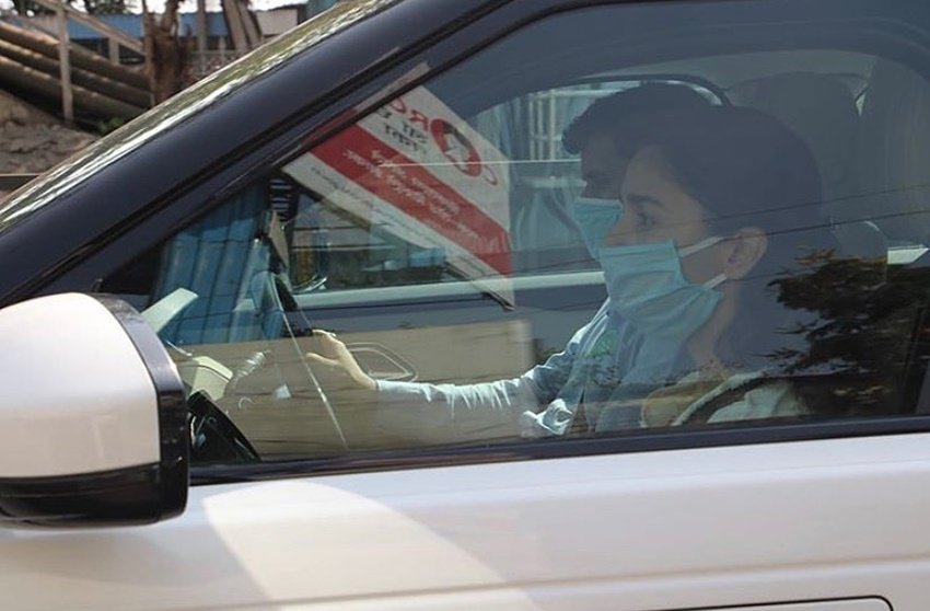 इस दुख की घड़ी में रणबीर की गर्लफ्रेंड आलिया भट्ट कपूर परिवार के साथ दिखीं।