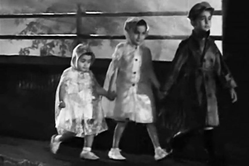 गाने में तीन छोटे बच्चे दिखे थे जिसमें सबसे छोटे वाले ऋषि कपूर ही थे। तब ऋषि कपूर की उम्र महज 3 साल थी।