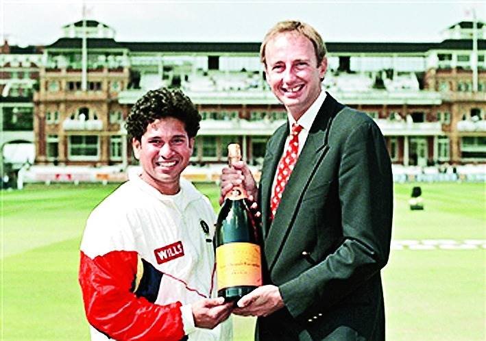 सचिन ने अपने पहले टेस्ट के लिए मैन-ऑफ-मैच का पुरस्कार जीता, तो उन्हें शैंपेन की बोतल दी गई। हालाकिं, वह इसे खोल नहीं सकते थे क्योंकि वह 18 साल से कम उम्र (U.K. में शराब के सेवन की आयु सीमा) से कम थी। उन्होंने इसे अपनी बेटी सारा के जन्मदिन 1998 में खोला था।