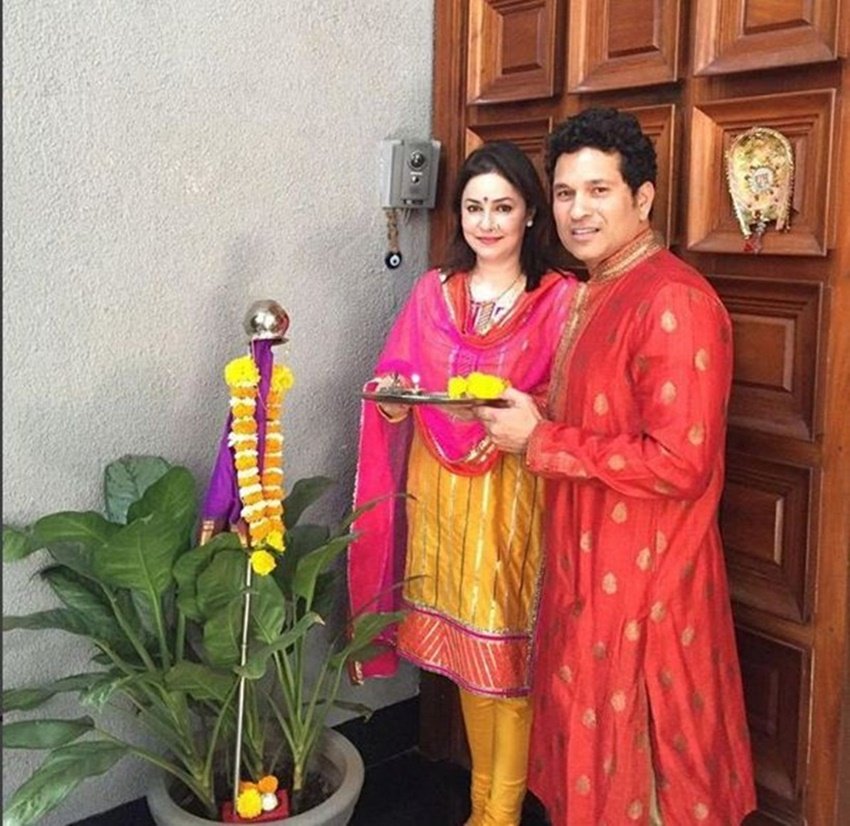 एयरपोरर्ट से लौटने के बाद किसी तरह से अंजलि ने सचिन का फोन नंबर निकाला और उन्हें कॉल लगा दिया। अंजलि ने सचिन को बताया- मैंने एयरपोर्ट पर आपको देखा था। सचिन का जवाब था- 'हां, मैंने भी आपको देखा था, आप मेरे पीछे भाग रही थीं।' यहां से दोनों के बीच बातों का सिलसिला आगे बढ़ा।