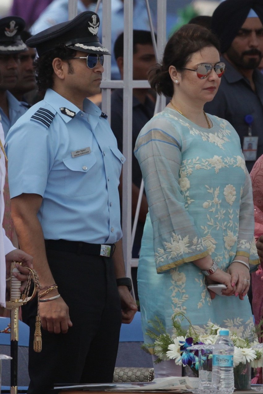 बातें ज्यादा हुईं तो मुलाकातों का सिलसिला भी निकल पड़ा। एक इंटरव्यू में अंजलि ने खुद बताया था कि वह सचिन से मिलने की दीवानगी में उनके घर पत्रकार बनकर पहुंच गई थीं। ये दोनों की पहली मुलाकात थी।