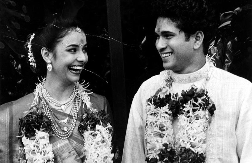 24 अप्रैल 1994 को दोनों ने सगाई की औऱ फिर एक साल बाद दोनों शादी के बंधन में बंध गए। (All Photos: Indian Express)