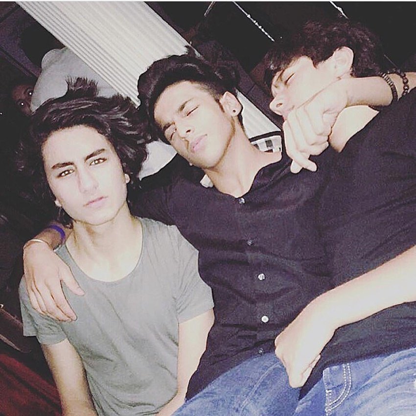 निर्वान खान ने मुंबई के Ecole Mondiale World School से स्‍कूलिंग की हुई है। सैफ अलाी खान के बेटे इब्राहिम उनके क्लासमेट रह चुके हैं।