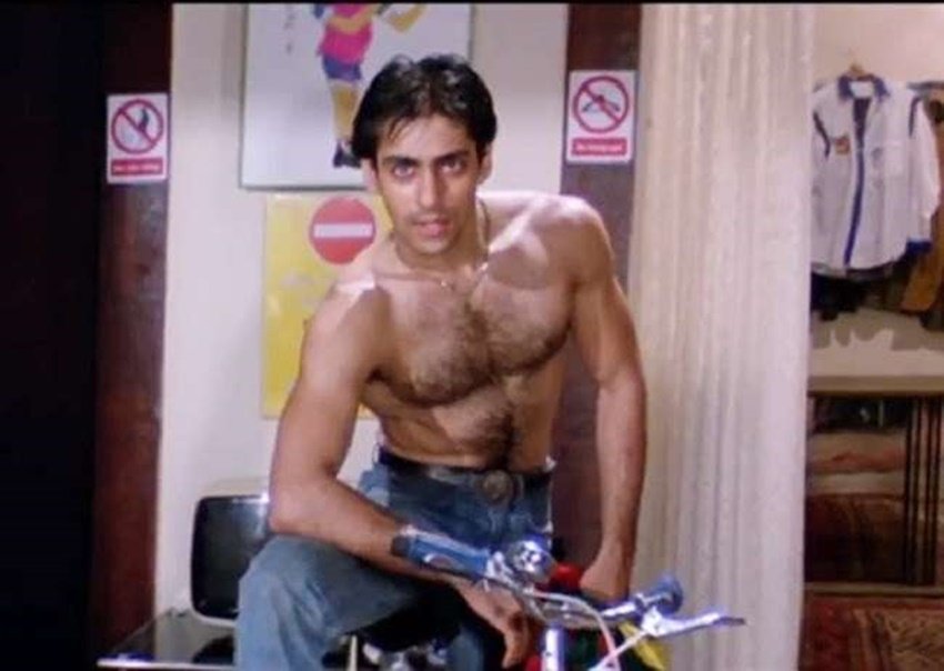 दरअसल गाना ऊटी में खुली जगह पर शूट हो रहा था। शूटिंग के वक्त हवा भी तेज चल रही थी। हवा के कारण सलमान खान की पैंट उनके शरीर से चिपक रही थी जिसके चलते उनकी पतली टांगें दिख रही थीं। डायरेक्टर सूरज बड़जात्या ने सुना कि कुछ लोग सेट पर सलमान की पतली टांगों का मजाक भी उड़ा रहे हैं।