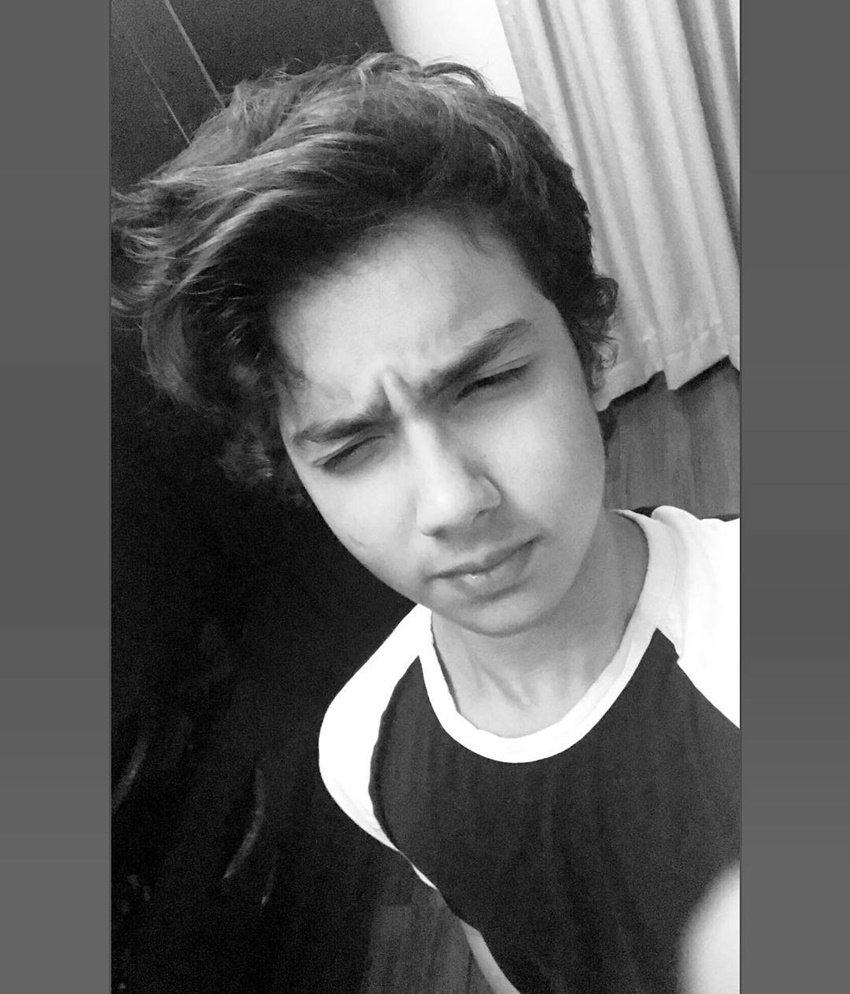 निर्वान खान सोशल मीडिया में भी काफी एक्टिव हैं। वह आए दिन अपनी तस्वीरें शेयर करत रहते हैं।