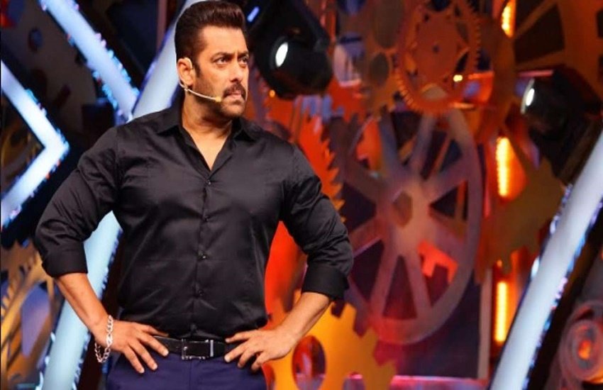 सलमान खान (Salman Khan) आज बॉलीवुड के सुपरस्टार हैं। उनके नाम से ही फिल्में 200-300 करोड़ का बिजनेस कर लेती हैं। सलमान इस वक्त मोस्ट एलिजिबल बैचलर भी माने जाते हैं। आज सलमान की एक-एक अदा पर लाखों लड़कियां अपना दिल हार बैठती हैं। हालांकि सलमान खान को अपनी बॉडी के कारण शर्मिंदगी भी झेलनी पड़ी है। सलमान जब बॉलीवुड में आए थे तब वह काफी दुबले पतले थे।
