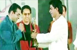 Throwback Salman khan Shahrukh khan, shahrukh give his award to salman khan, 1998 Zee cine award, Shahrukh khan won best actor award in 1998 zee cine award, shahrukh khan salman khan friendship, shahrukh khan salman khan fight,