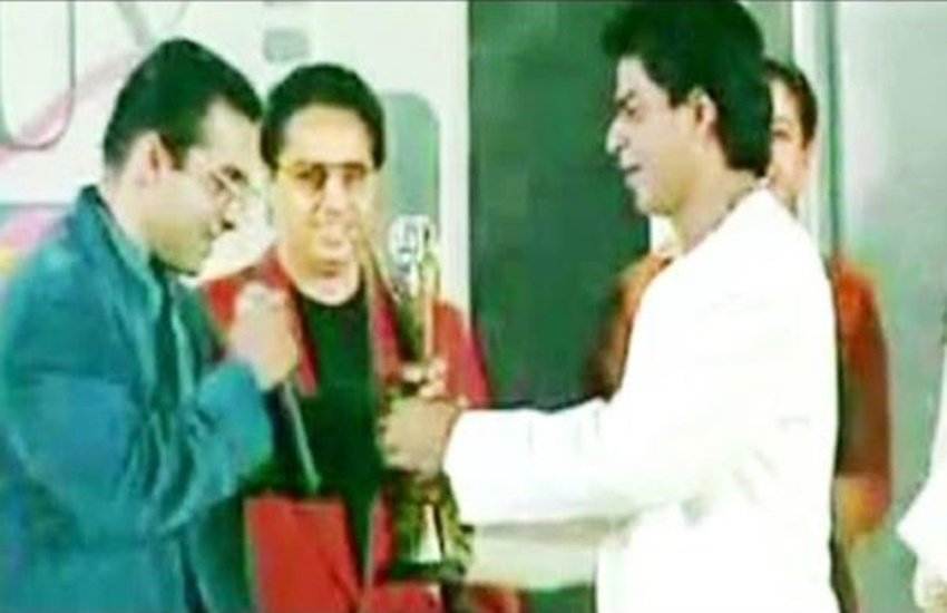Throwback Salman khan Shahrukh khan, shahrukh give his award to salman khan, 1998 Zee cine award, Shahrukh khan won best actor award in 1998 zee cine award, shahrukh khan salman khan friendship, shahrukh khan salman khan fight, Throwback Salman khan Shahrukh khan, shahrukh give his award to salman khan, 1998 Zee cine award, Shahrukh khan won best actor award in 1998 zee cine award, shahrukh khan salman khan friendship, shahrukh khan salman khan fight,