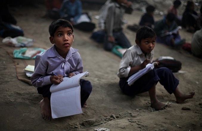 लॉकडाउन में भेदभाव, स्कूलों ने शुरू किया ऑनलाइन क्लासेज, पर गरीब छात्रों की नहीं ली सुध, रह गए वंचित