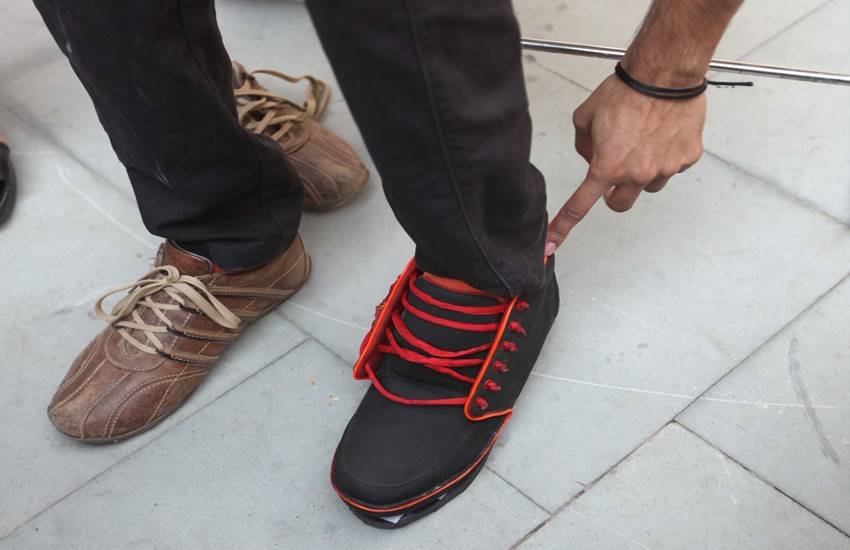 जूतों से भी फैला रहा कोरोना वायरस? जानें बचने का क्या है तरीका