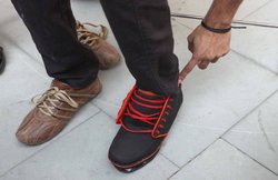 जूतों से भी फैला रहा कोरोना वायरस? जानें बचने का क्या है तरीका