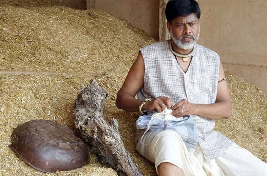 इतना ही नहीं उन्हें जो धोती पहनाई गई थी वह काफी सफेद और साफ सुधरी थी। तो उन्होंने अपनी धोती को मिट्टी में रगड़ा और जब वह पूरी तरह से मैली कुचैली हो गई तब पहनकर सेट पर पहुंचे।