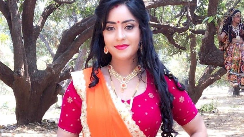 शुभी शर्मा ने राजस्थान के 20 गांवों में करीब 3 लाख रुपए के राशन, मास्क और सैनिटाइजर जैसी जरूरी चीजों का वितरण किया है। शुभी जयपुर में रह रहे यूपी और बिहार के लोगों की भी लगातार मदद कर रही हैं। <a href=" https://www.jansatta.com/photos/picture-gallery/bhojpuri-actess-shubhi-sharma-helped-the-villagers-by-distributing-masks-and-sanitizers-and-food-packets/1364575/  “> कोरोना से जंग में आगे आईं भोजपुरी एक्ट्रेस शुभी शर्मा, दिल खोलकर तारीफ कर रहे फैंस