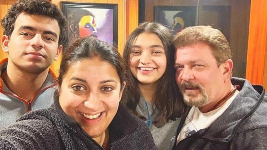 केंद्रीय मंत्री स्मृति ईरानी भी कई बार अपने घर की तस्वीरें शेयर कर चुकी हैं। इन तस्वीरों में दिखता है कि वह मॉडर्न आर्ट पेंटिग्स की शौकीन हैं। घर की दीवार पर ऐसी पेंटिंग्स नजर आ रही हैं।