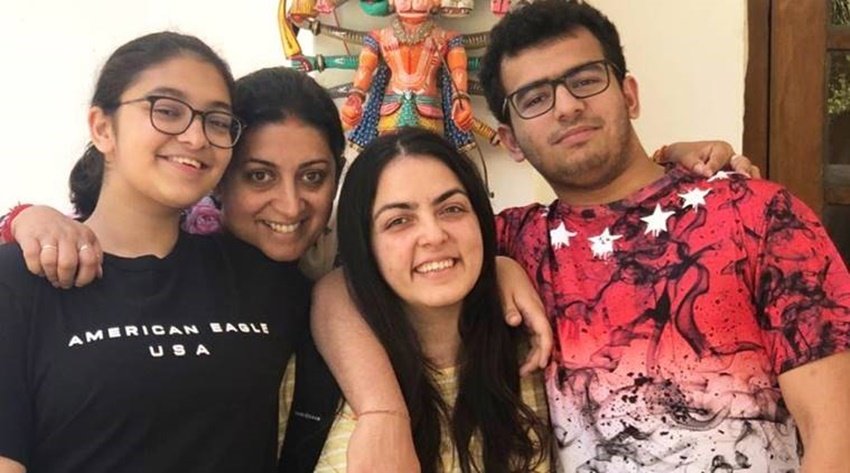 स्मृति ईरानी के घर के अंदर दीवार पर पंचमुखी हनुमान की प्रतिमा भी नजर आ रही है।