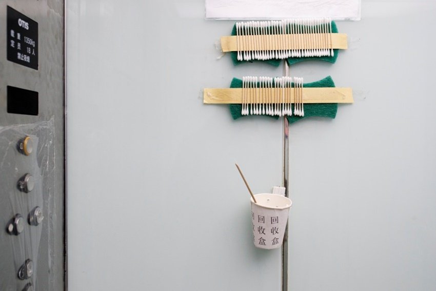 तस्वीर चीन के बीजिंग शहर की है। यहां लिफ्ट के अंदर वन टाइम यूज करने वाले कॉटन बड्स रखे गए हैं ताकि बिना छूए लिफ्ट को ऑपरेट किया जा सके। (REUTERS)