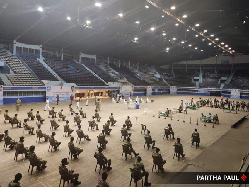 पश्चिम बंगाल की सीएम ममता बनर्जी के साथ मीटिंग में इन पुलिसवालों के बैठने का तरीका सोशल डिस्टेंसिंग का जीता जागता उदाहरण है। <a href="https://www.jansatta.com/photos/picture-gallery/fight-against-corona-dinesh-lal-yadav-nirahua-to-ravi-kishan-and-akshra-singh-bhojpuri-stars-who-donated-lakhs-and-crores/1365501/ “>कोरोना: रवि किशन से निरहुआ तक, जानिए किस भोजपुरी स्टार ने किया कितने का दान