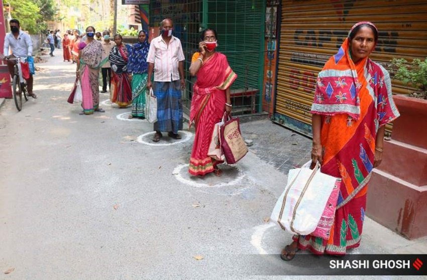 कोलकाता में राशन की दुकान पर अपनी बारी का इंतजार करते लोगों की ये तस्वीर भी कोरोना से जंग के लिए हमें बहुत कुछ सिखा रही है।