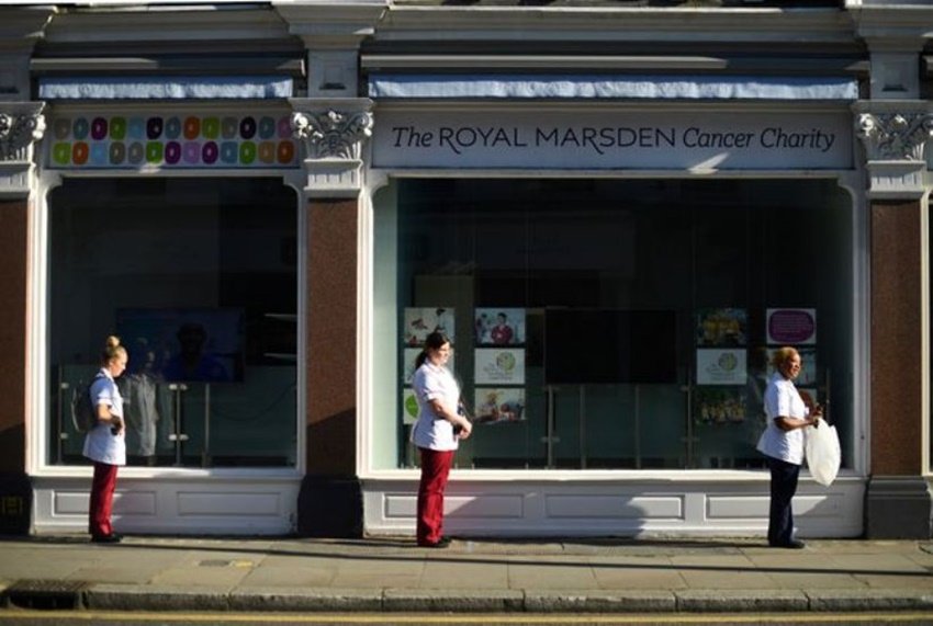 लंदन में अस्पताल में काम करने वाली नर्सें भी इस सोशल डिस्टेंसिंग का महत्व समझ रही हैं औऱ दुनिया को भी समझा रही हैं।(REUTERS)