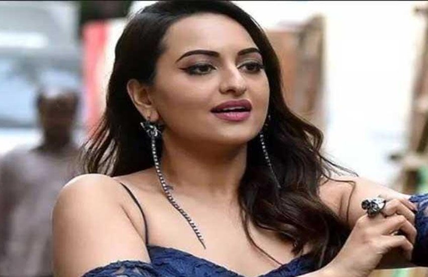 Sonakshi Sinha Twitter, Sonakshi Sinha, Sonakshi Sinha Tweet Viral, Lockdown, सोनाक्षी सिन्हा, विवेक रंजन अग्निहोत्री, Sonakshi Sinha Reaction On Vivek Ranjan Agnihotri Tweet, Vivek Ranjan Agnihotri, Vivek Ranjan Agnihotri Twitter,