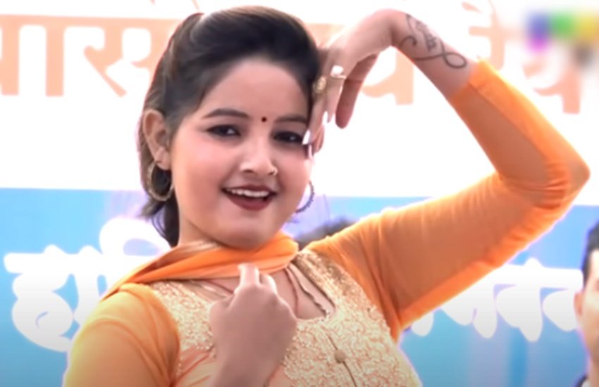 सुनीता बेबी भी सपना चौधरी की तरह सलवार सूट में ही स्टोज परफॉर्मेंस देती हैं।