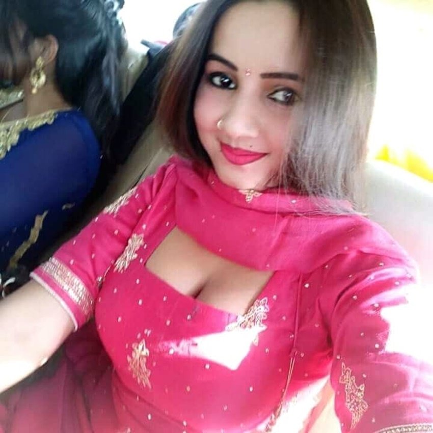सुनीता सोशल मीडिया में भी काफी पॉपुलर हो रही हैं। दिनोंदिन उनके फैंस औऱ फॉलोअर्स की संख्या बढ़ रही है।