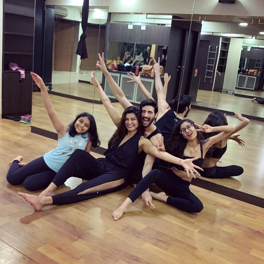 बता दें कि देशव्यापी लॉकडाउन के बीच सुष्मिता दोनों बेटियों के साथ रोहमन शॉल के संग ही रह रही हैं।