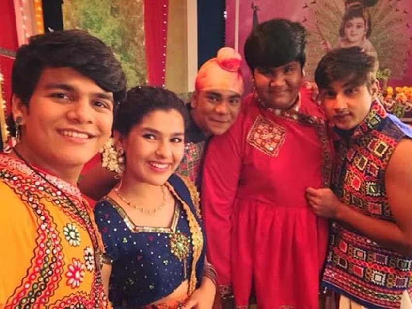 Taarak Mehta Ka Ooltah Chashma में टपु का किरदार निभा चुके भव्य गांधी और गोगी का कैरेक्टर निभा रहे समय शाह कजिन भाई हैं। फिलहाल भव्य गांधी ने शो को अलविदा कह दिया है।