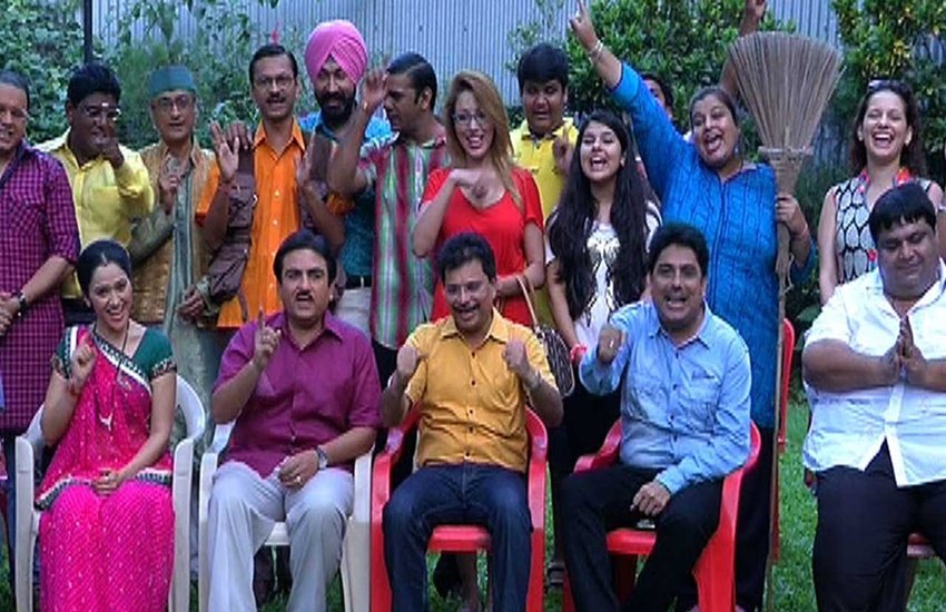 Taarak Mehta Ka Ooltah Chashma: सब टीवी का पॉपुलर शो तारक मेहता का उल्टा चश्मा टेलीविजन इतिहास के सुपरहिट टीवी सीरियल्स में शुमार है। ये शो पिछले 10 साल से भी ज्यादा समय से लोगों का मनोरंजन कर रहा है। इस शो के किरदार काफी लोकप्रिय हैं। शो में ऐसे बहुत से कलाकार रहे हैं जो रियल लाइफ में रिश्तेदार हैं। आइए डालते हैं ऐसे ही कुछ कलाकारों पर एक नजर: