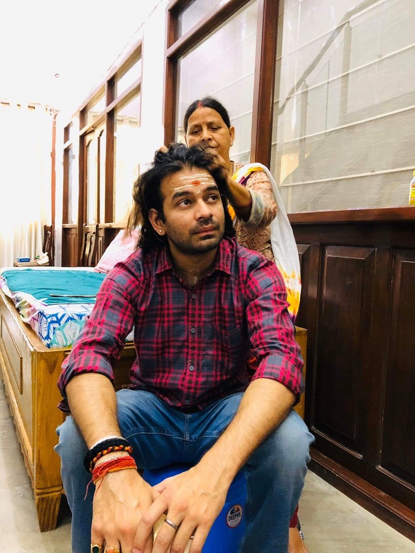 तेज प्रताप यादव ने अपने ट्विटर अकाउंट से कुछ तस्वीरें शेयर की हैं जिनमें उनकी मां राबड़ी देवी उनके बालों को संवारती और उसमें तेल लगाती दिख रही हैं।