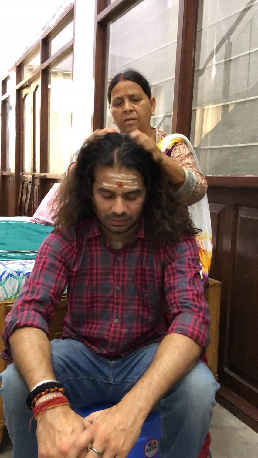 तेज प्रताप ने इन तस्वीरों को शेयर करते हुए मां का शुक्रिया अदा किया और साथ ही अपने पिता को भी याद किया।