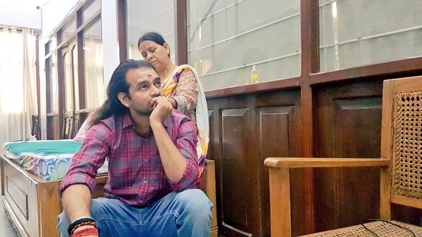 तेज प्रताप ने तस्वीरों को पोस्ट करते हुए लिखा- मां..! आपके प्यार का ऋणी रहूंगा. पापा आपकी याद आ रही है।