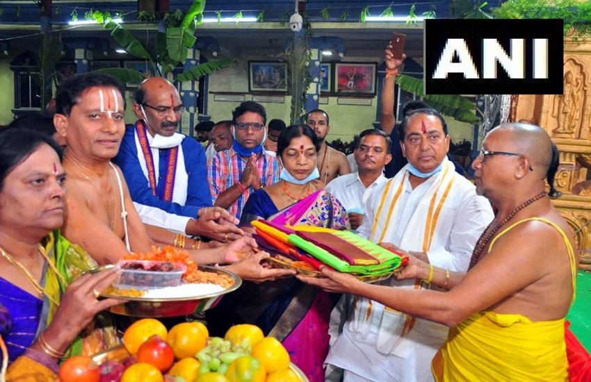 लॉकडाउन के बावजूद मंदिर पहुंचे तेलंगाना के मंत्री। (फोटो-एएनआई)