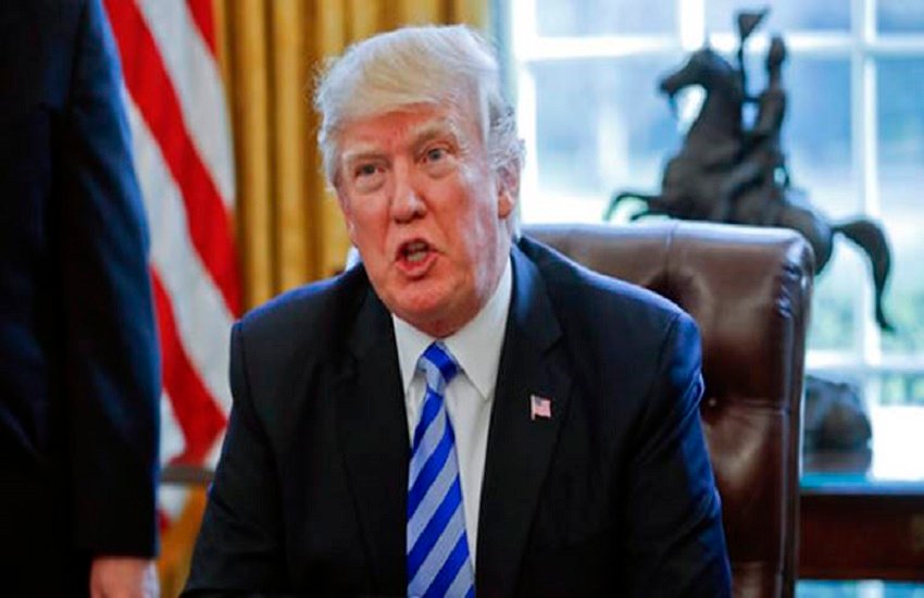 अमेरिका के राष्ट्रपति डोनाल्ड ट्रंप ने कानून पारित कर मास्क, ग्लॉव्स और मेडिकल इक्वीपमेंट के निर्यात पर रोक लगा दी है। (AP Photo/Pablo Martinez Monsivais) अमेरिका के राष्ट्रपति डोनाल्ड ट्रंप ने कानून पारित कर मास्क, ग्लॉव्स और मेडिकल इक्वीपमेंट के निर्यात पर रोक लगा दी है। (AP Photo/Pablo Martinez Monsivais)