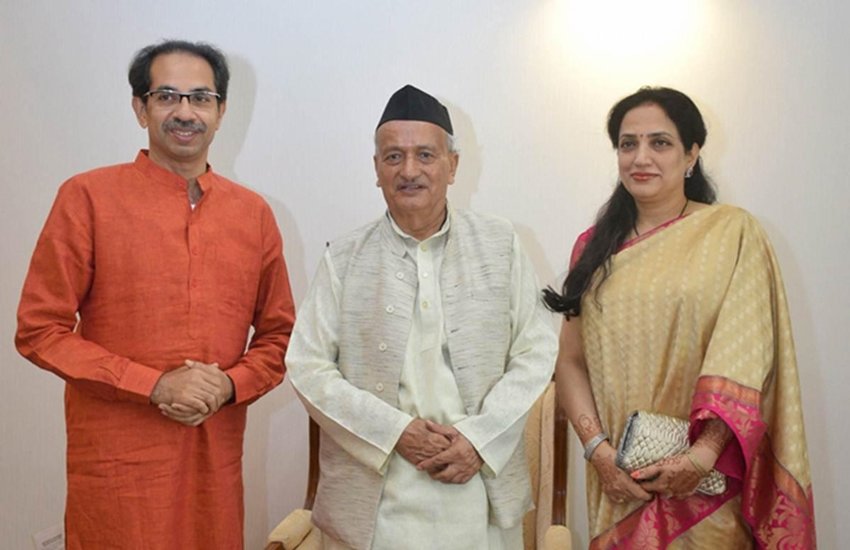 महाराष्ट्र के मुख्यमंत्री उद्धव ठाकरे, राज्यपाल भगत सिंह कोश्यारी (बीच में) और उद्धव की पत्नी रश्मि।