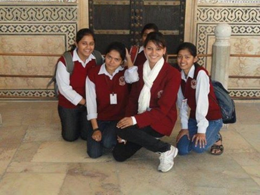 इस तस्वीर में उर्वशी रौतेला अपेन स्कूल फ्रेंड्स के साथ दिख रही हैं। सफेद स्टोल में उर्वशी रौतेला उतनी ही सुंदर दिख रही हैं जितनी वह आज हैं।