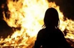 बिहार: पत्नी को बॉयफ्रेंड के साथ रंगेहाथ धर लिया, युवती ने पति को जिंदा जला डाला