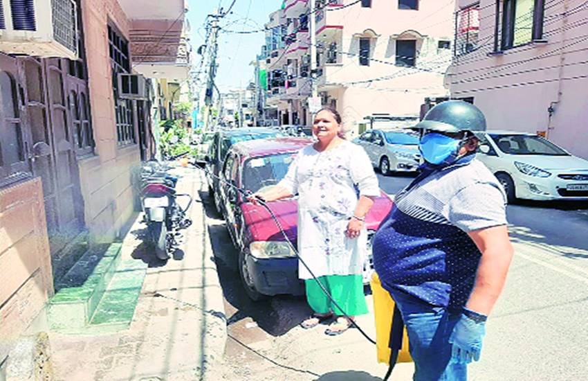 कोरोना के खिलाफ अभियान चलातीं महिलाएं।