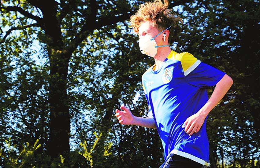 ब्रिटेन के ब्रिस्टल में फैलती कोरोना नहामारी की परवाह न कर दौड़ता हुआ युवक। ब्रिटेन के ब्रिस्टल में फैलती कोरोना नहामारी की परवाह न कर दौड़ता हुआ युवक।