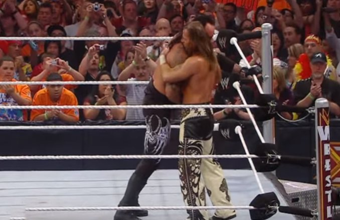 VIDEO: लड़खड़ाते कदमों से The Undertaker ने लगाया विरोधी को गले, जब हार कर भी जीत गया shawn michaels