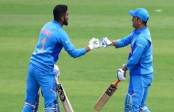 IPL ने पोस्ट की MS DHONI की तस्वीर, पूछा- केएल राहुल माही से क्या बात कर रहें? फैंस ने दिए मजेदार जवाब