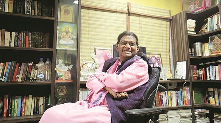 इंदौर में कलेक्टरी के दौरान उनकी मुलाकात तत्कालीन प्रधानमंत्री राजीव गांधी से हुई। राजीव गांधी से संपर्क के बाद 1986 में उन्होंने कांग्रेस की सदस्यता ले ली औऱ सक्रीय राजनीति में कूद पड़े।