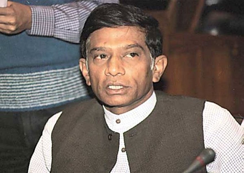 राजनीति में आने से पहले अजीत जोगी प्रशासनिक अधिकारी हुआ करते थे। वह एमपी के शहडोल, सीधी , इंदौर जैसे जिलों के कलेक्टर रह चुके हैं।