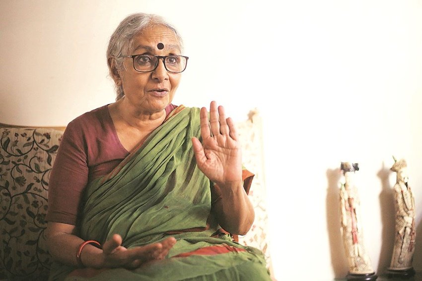 आईएएस रह चुकीं अरुणा रॉय ने 1974 में अपने प्रशासनिक पद से इस्तीफा दे दिया था। सालों बाद उन्होंने एक इंटरव्यू में कहा था कि, 'ऐसी कोई परिस्थिति नहीं होती, जिसमें एक शख्स कुछ सीखे नहीं, लेकिन आईएएस सेवा ने मुझे वो सिखाया, जो में नहीं सीखना चाहती थी।' अरुणा रॉय फिलहाल काफी लंबे समय से सामाजिक कार्यकर्ता के तौर पर काम कर रही हैं। (Photo: Indian Express)
