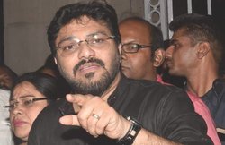 पश्चिम बंगाल: CM के भाई के साथ मुख्य सचिव की फोटो शेयर की, पुलिस ने फर्जी बता बाबुल सुप्रियो पर दर्ज किया केस