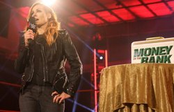 WWE: ‘द मैन’ ने खुद को बताया प्रेग्नेंट, रॉ चैंपियन ने रिंग में जापानी रेसलर को सौंपा ‘मनी बैंक ब्रीफकेस’