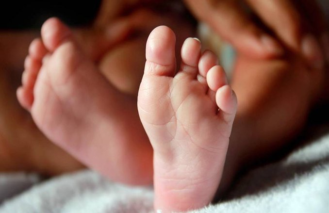 प्लैटफॉर्म पर मृत पड़ी मां के ‘कफन’ से खेलते मासूम का वीडियो वायरल, तेजस्वी यादव ने किया 5 लाख रुपए देने का ऐलान
