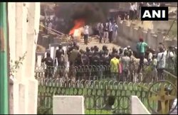 Lockdown 4.0: कोरोना के खौफ के बीच राउरकेला में भीड़ ने कन्टेन्मेंट जोन के पास तोड़ी बैरिकेडिंग, पुलिस ने बरसाई लाठियां और दागे आंसू गैस के गोले