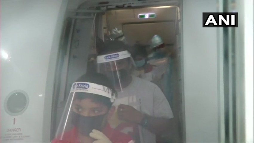 पैसेंजर्स को एयरपोर्ट अथॉरिटी की तरफ से फेस शील्ड मुहैया कराए गए हैं। हर यात्री को एरपोर्ट से लेकर यात्रा के दौरान तक ये फेस शील्ड लगाए रखना है।